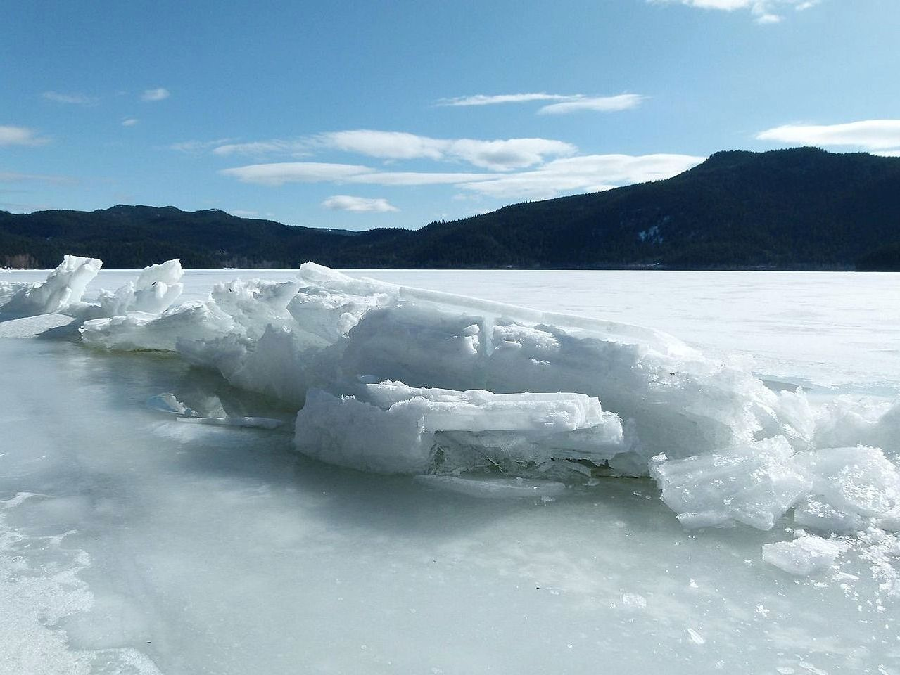 Pescadores descansando en la orilla del lago de montaña