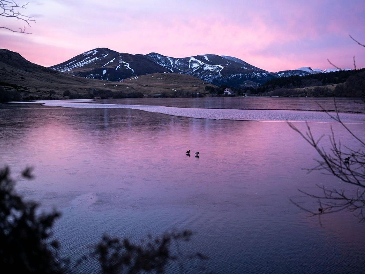 Equipos de pesca en hielo listos en la orilla